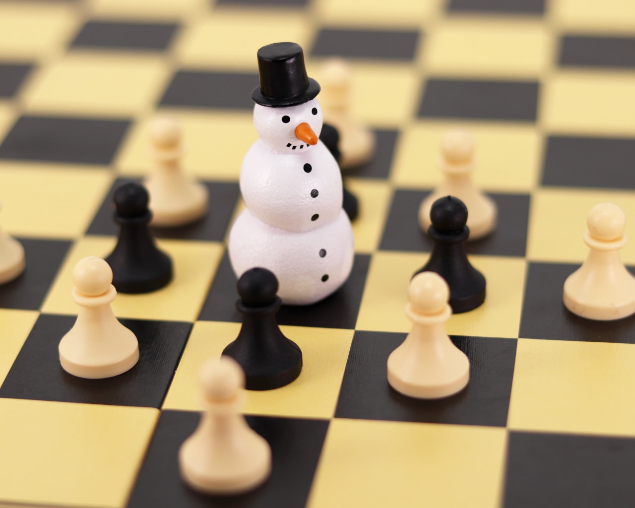 Фигурка снеговика на шахматной доске