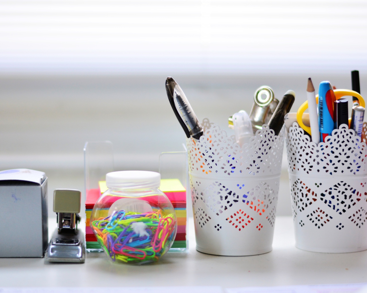 Канцелярские предметы на столе в офисе