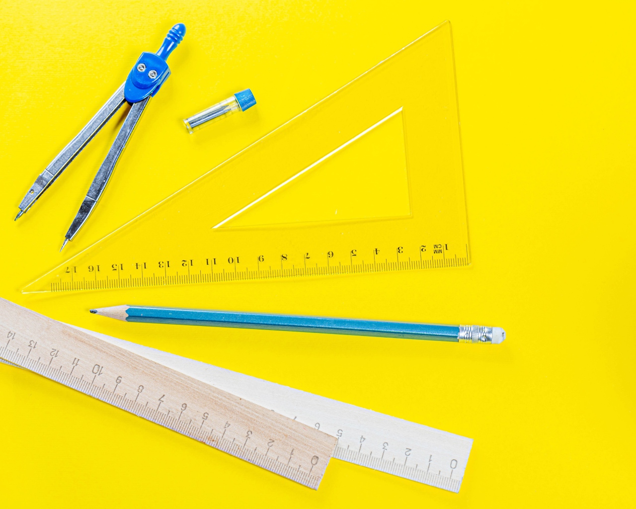 Канцелярские предметы на желтом фоне