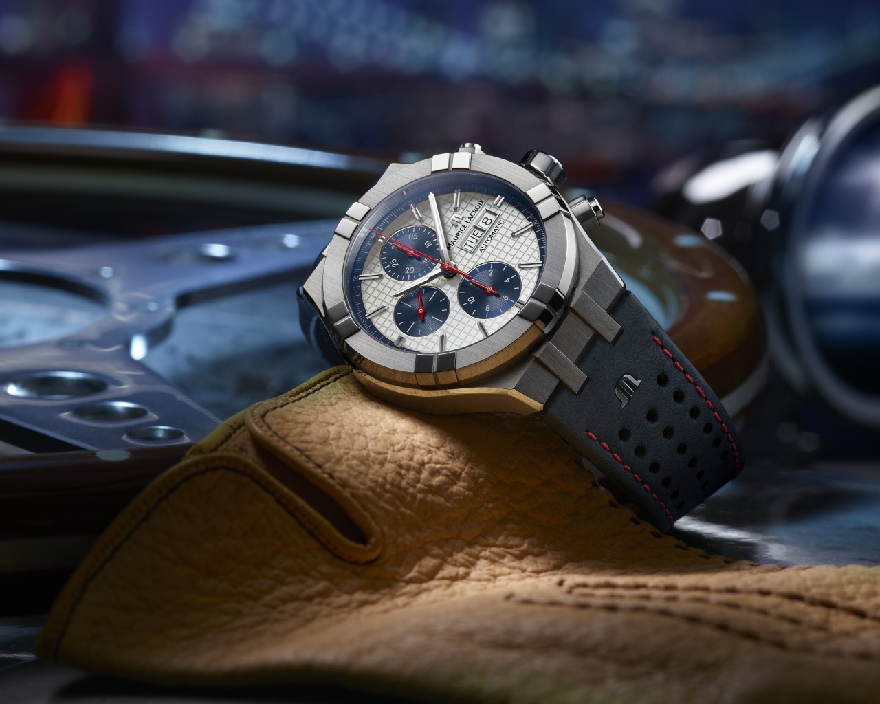 Стильные мужские часы Maurice Lacroi лежит на столе 