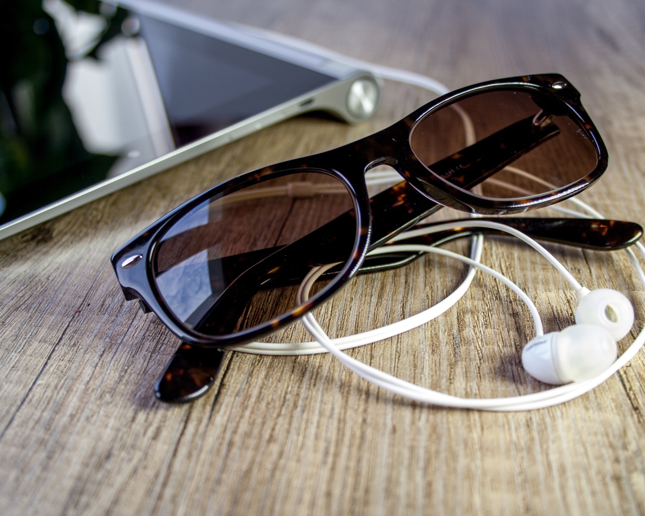 Солнечные очки с наушниками на столе