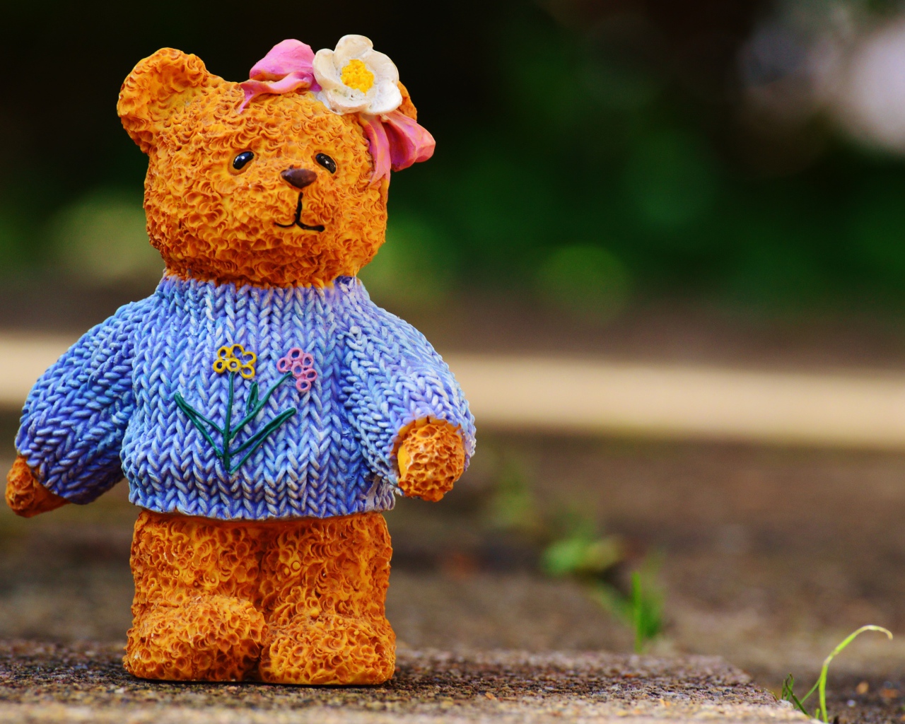 Фигурка медвежонка на земле 