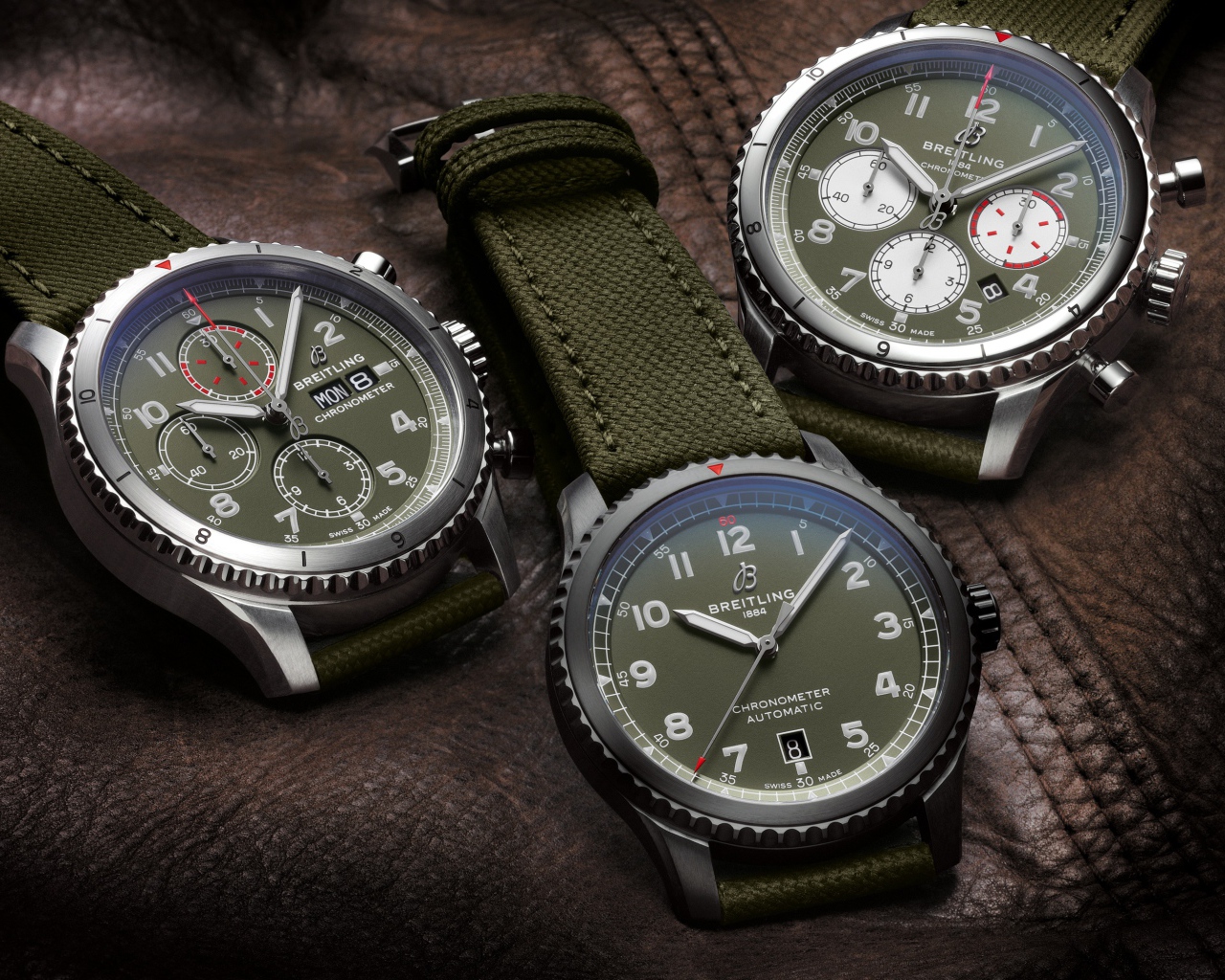 Трое мужских часов Breitling на кожаной куртке