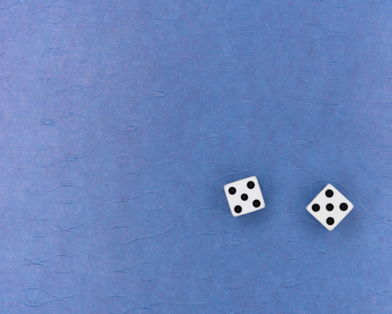 Две игральные кости на синем фоне