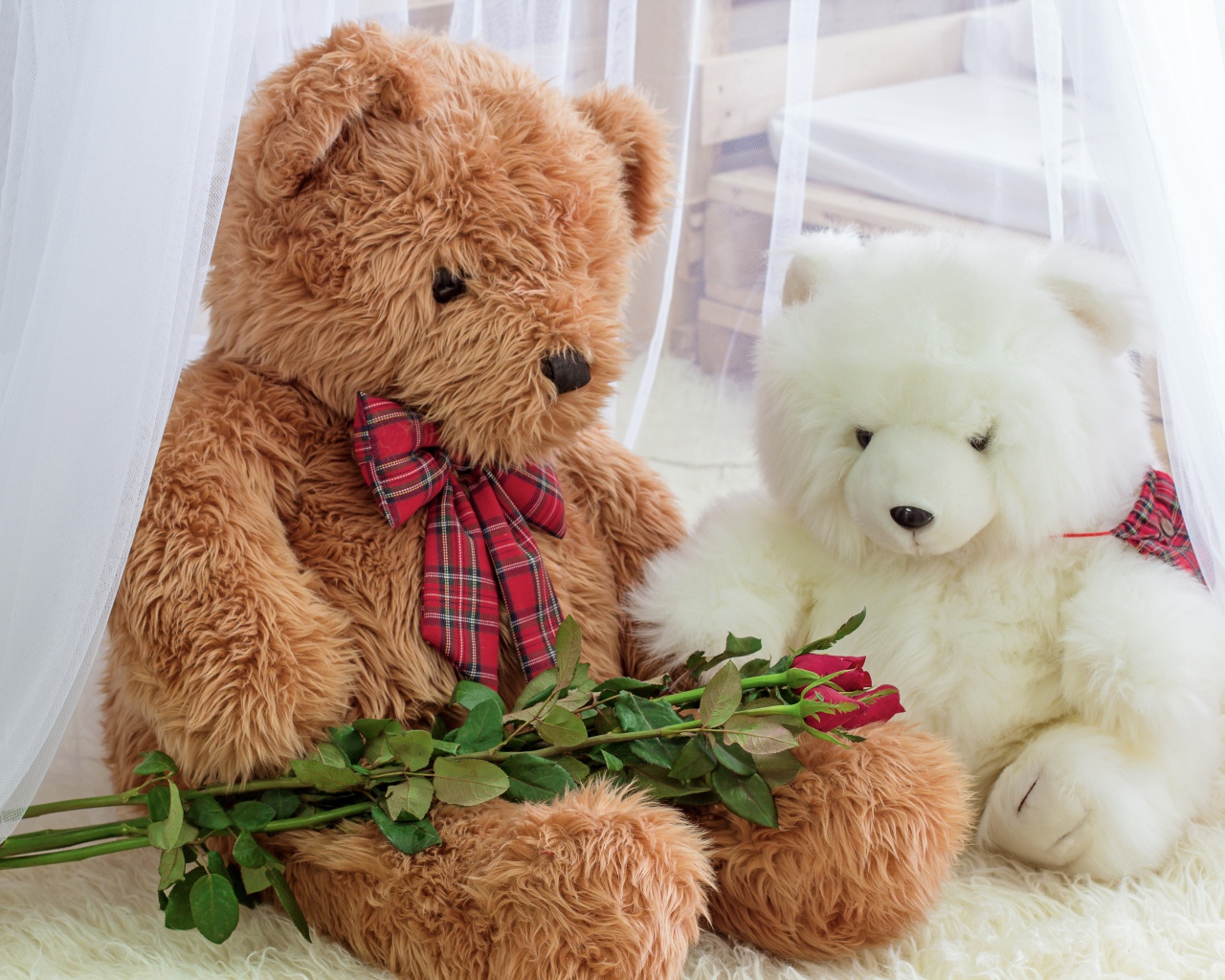 Два игрушечных медведя с розами 