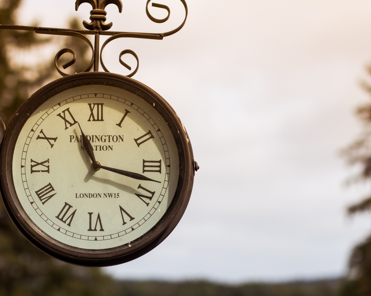 Старинные уличные часы показывают время 