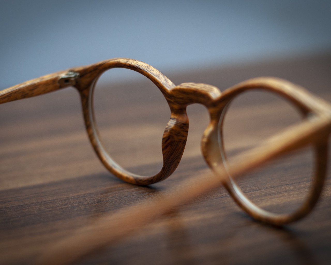 Очки в деревянной оправе на столе