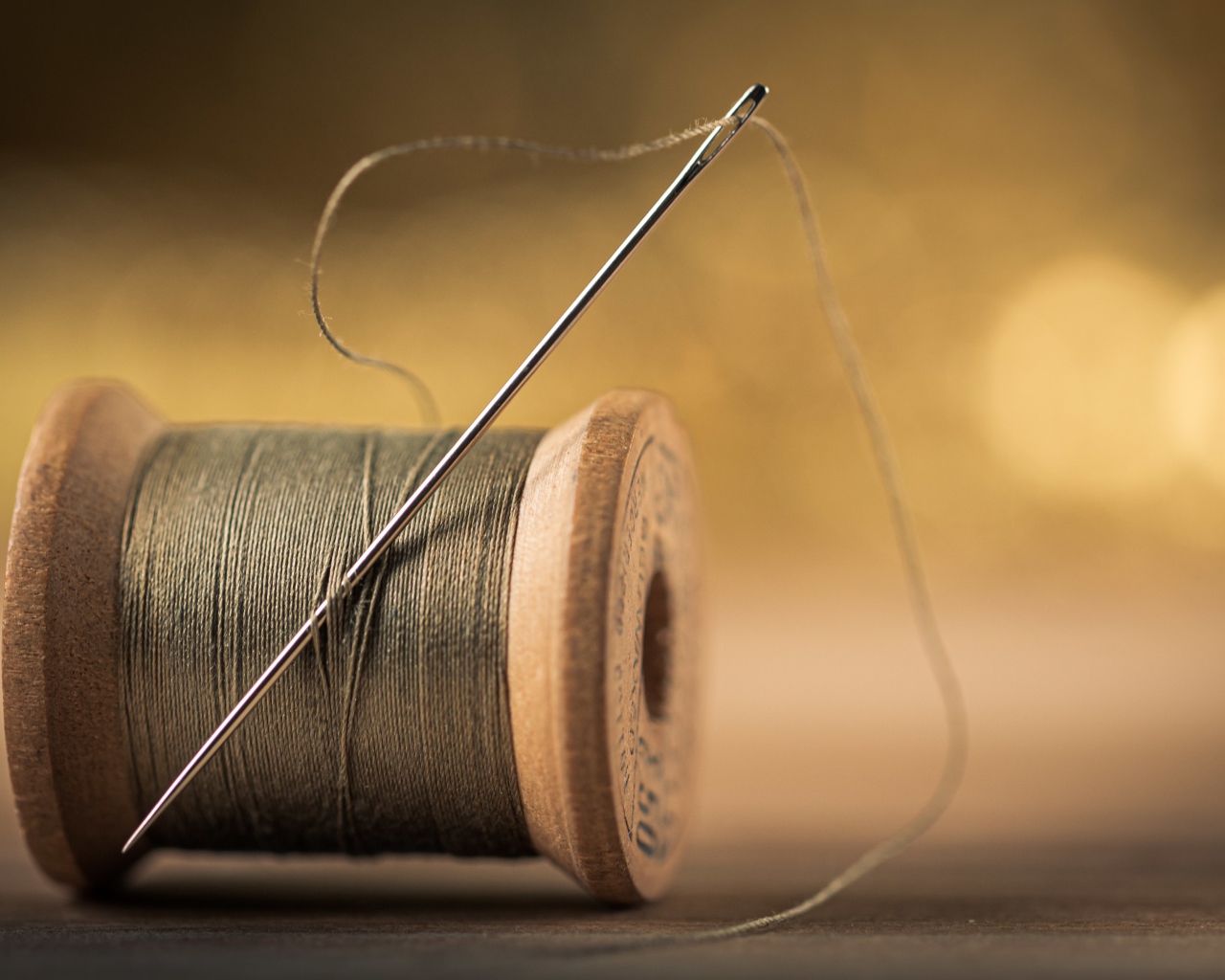 Деревянная катушка с нитками и иголкой 