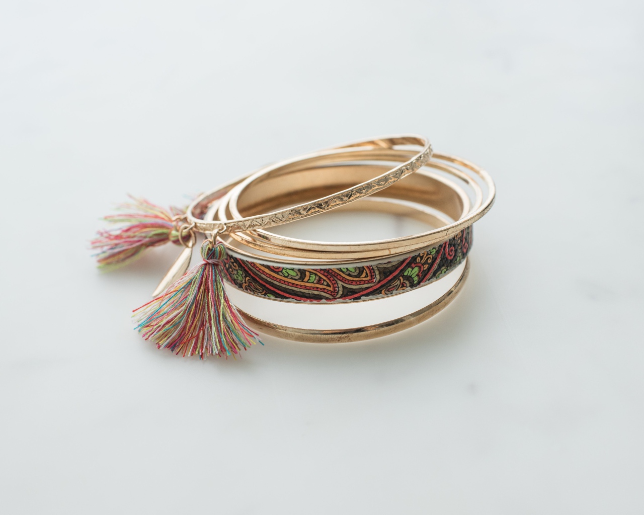 Браслеты на руку на сером фоне