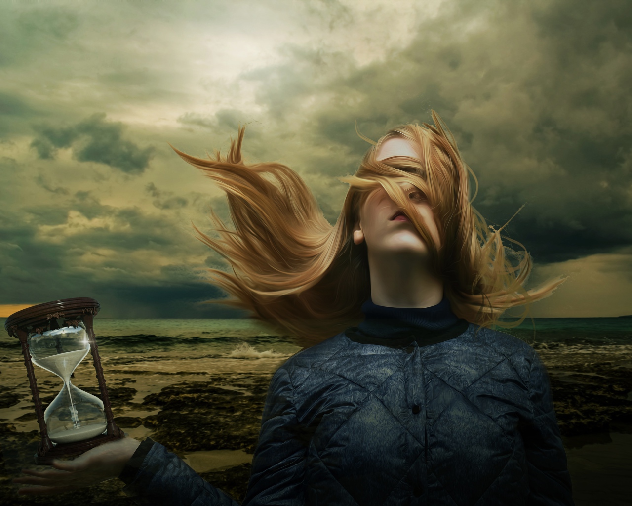 Девушка с волосами на лице держит песочные часы