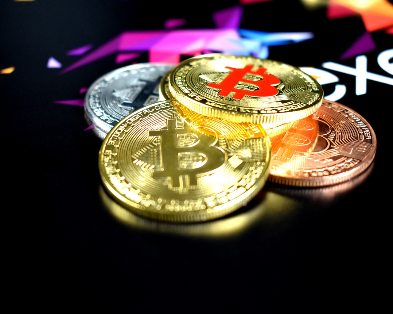 Монеты биткоин на черном столе 