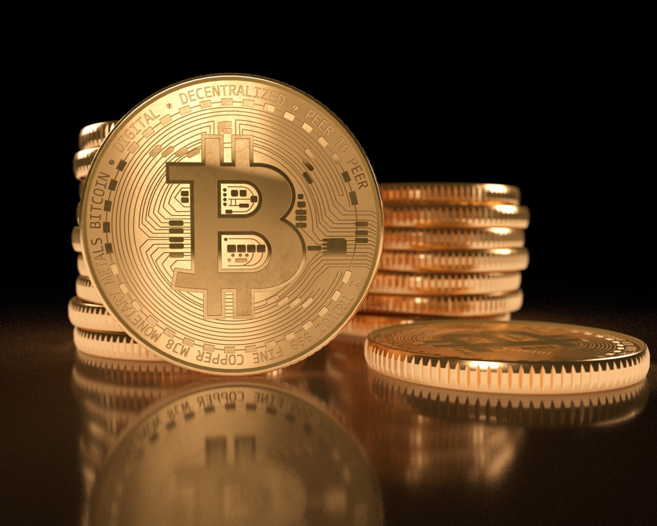 Много золотых монет биткоин на черном фоне