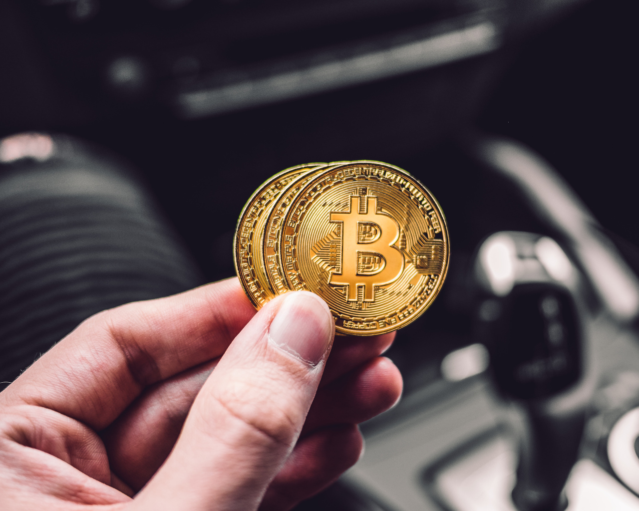 Две монеты биткоин в руке 
