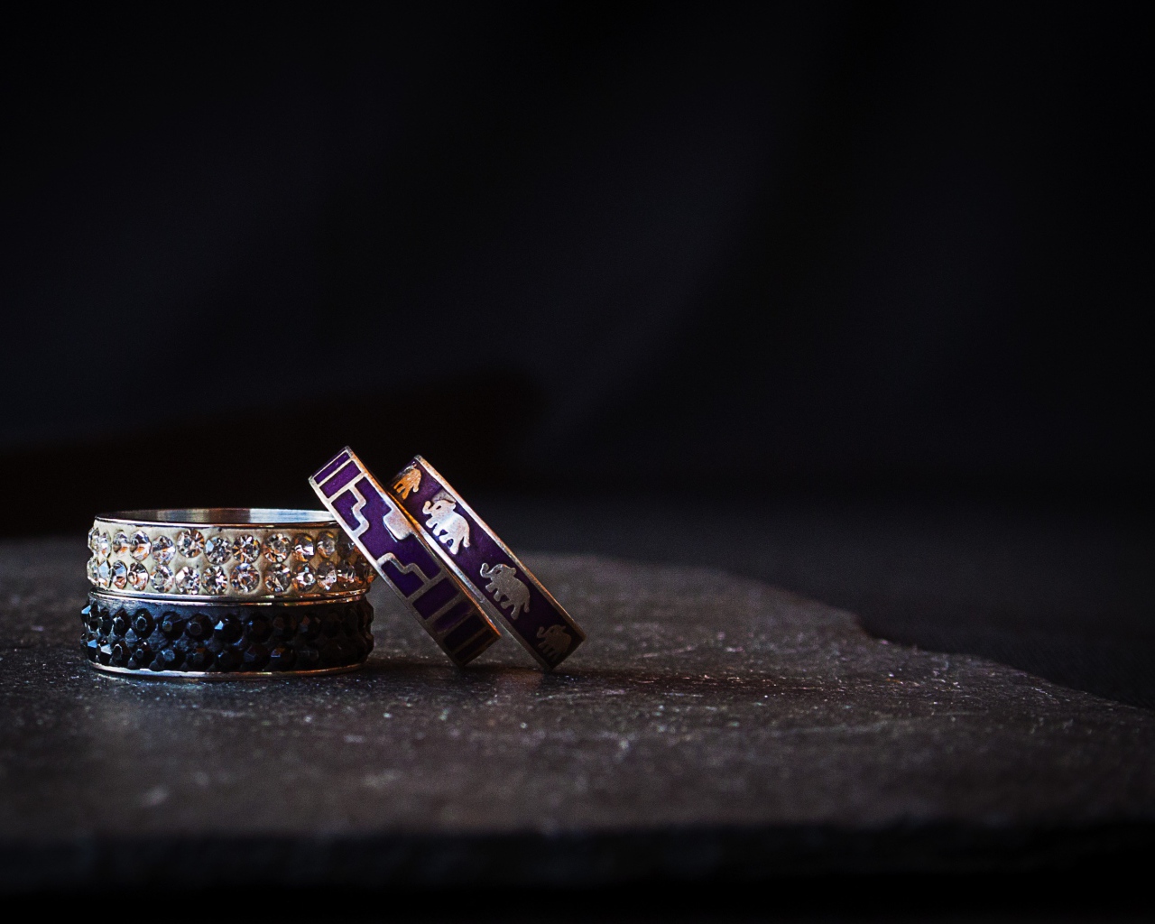 Драгоценные кольца на черном фоне 