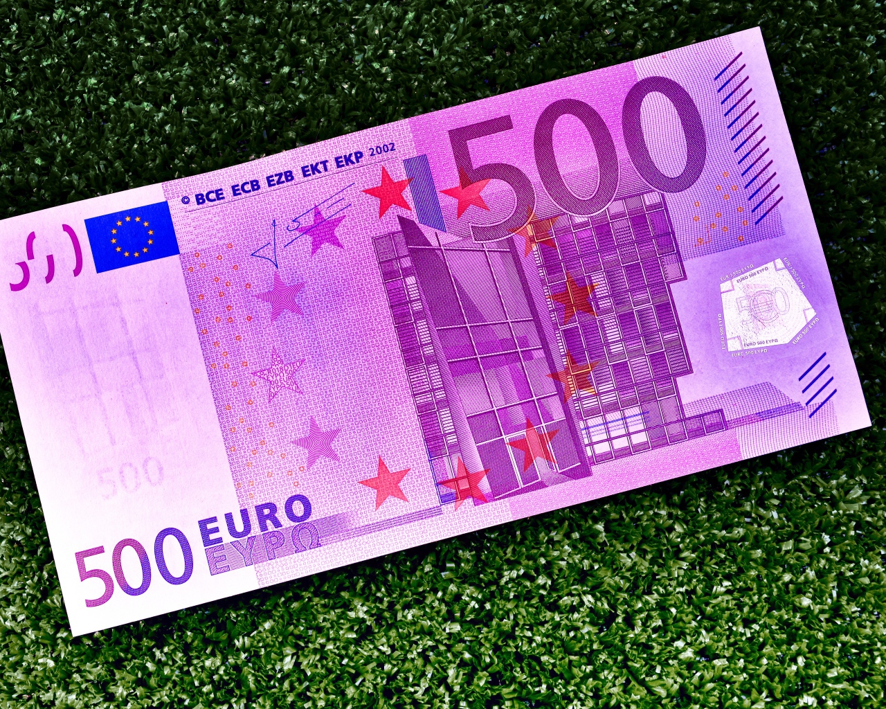 Купюра 500 евро на зеленом фоне