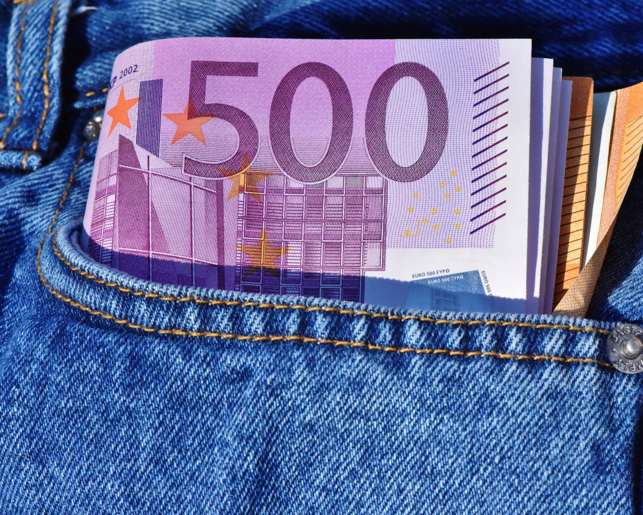 Пачка купюр евро в кармане 