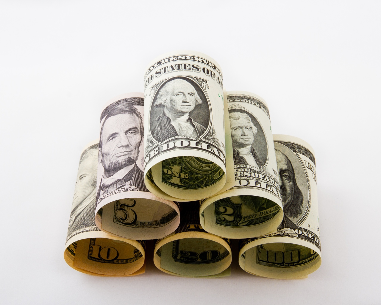 Пирамида из скрученных долларовых купюр 