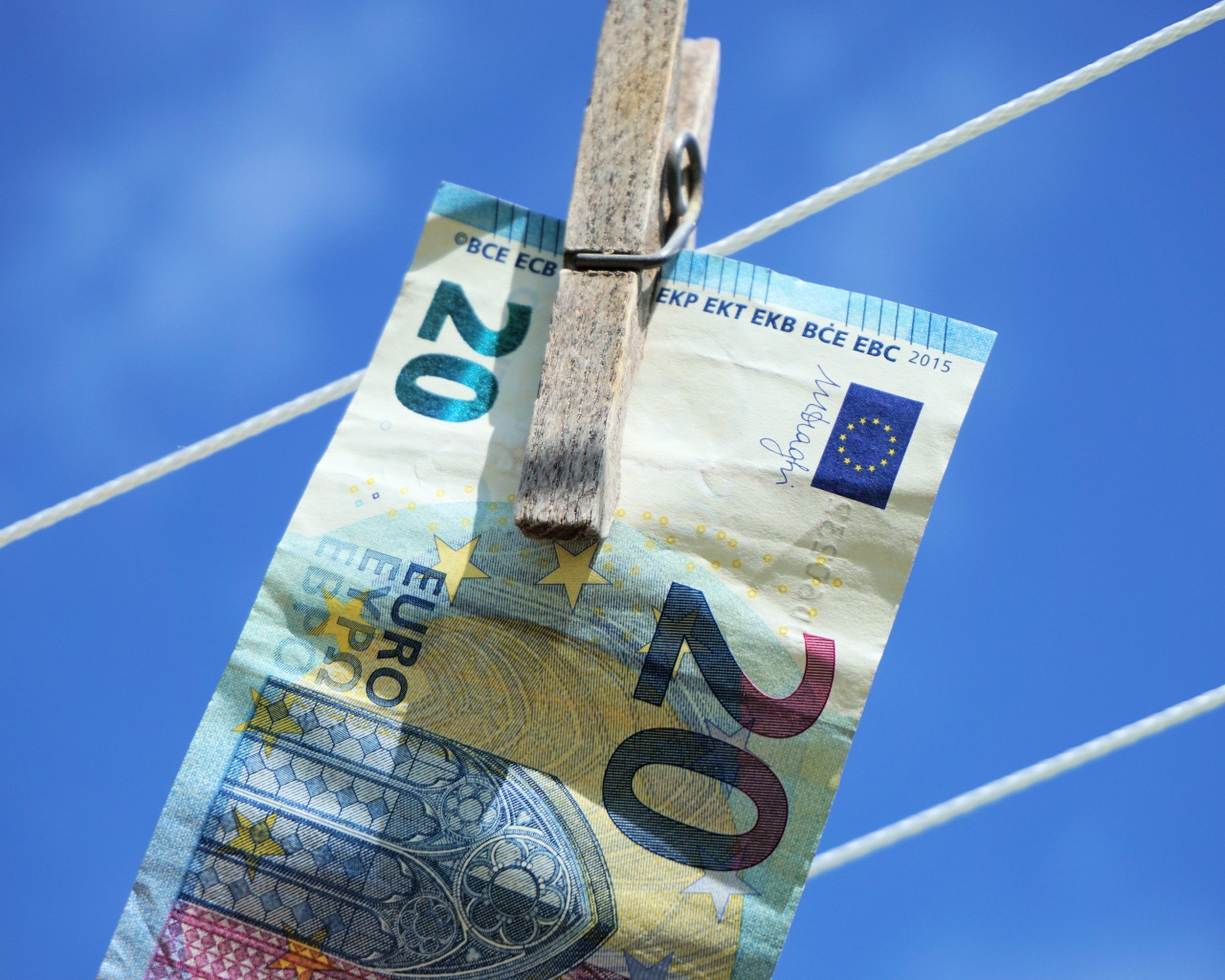 Купюра двадцать евро висит на веревке 