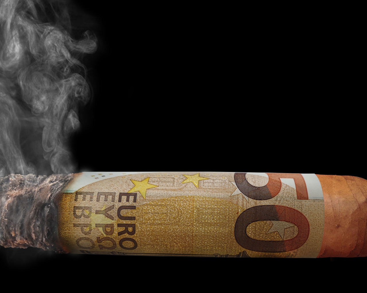 Сигара из купюры евро на черном фоне