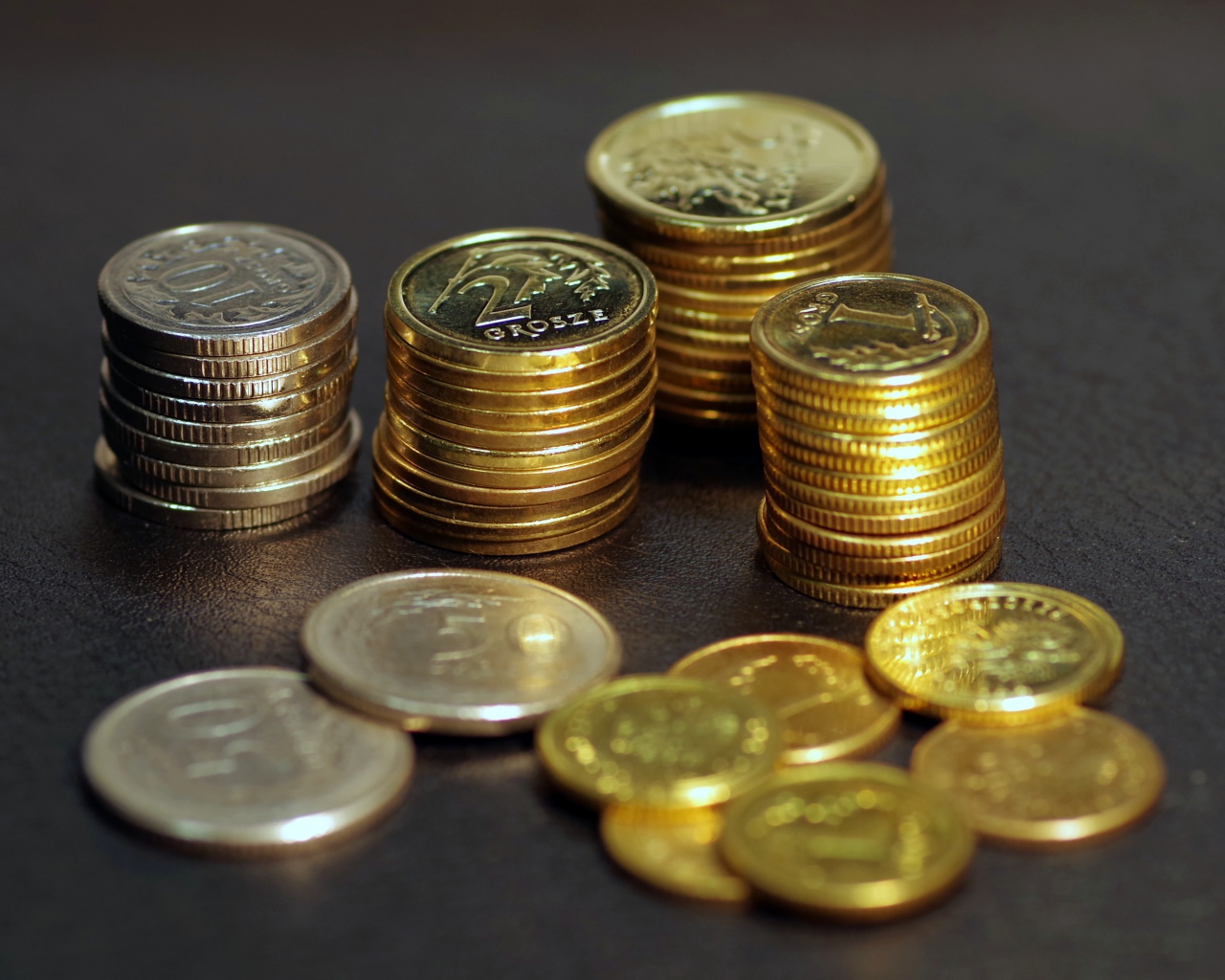 Монеты разным номиналом на столе 