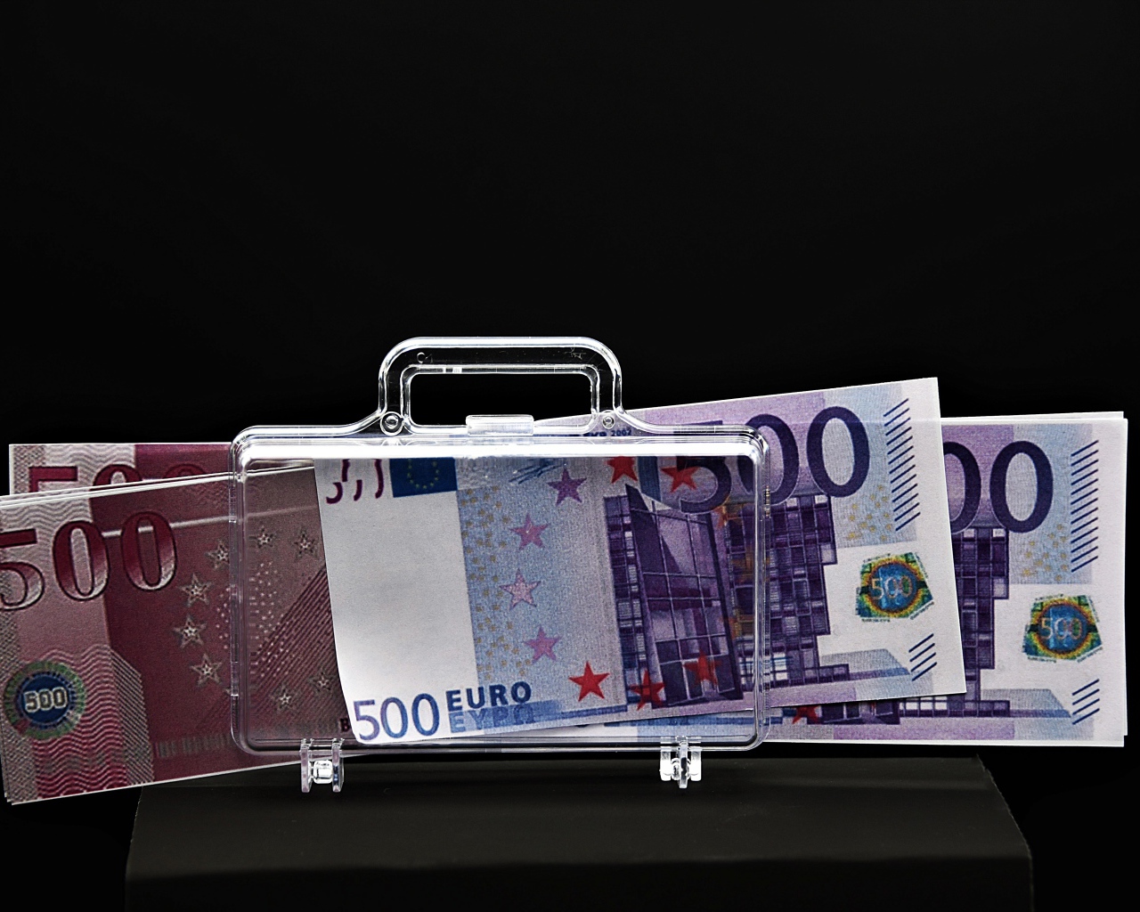 Купюры евро с держателем на черном фоне