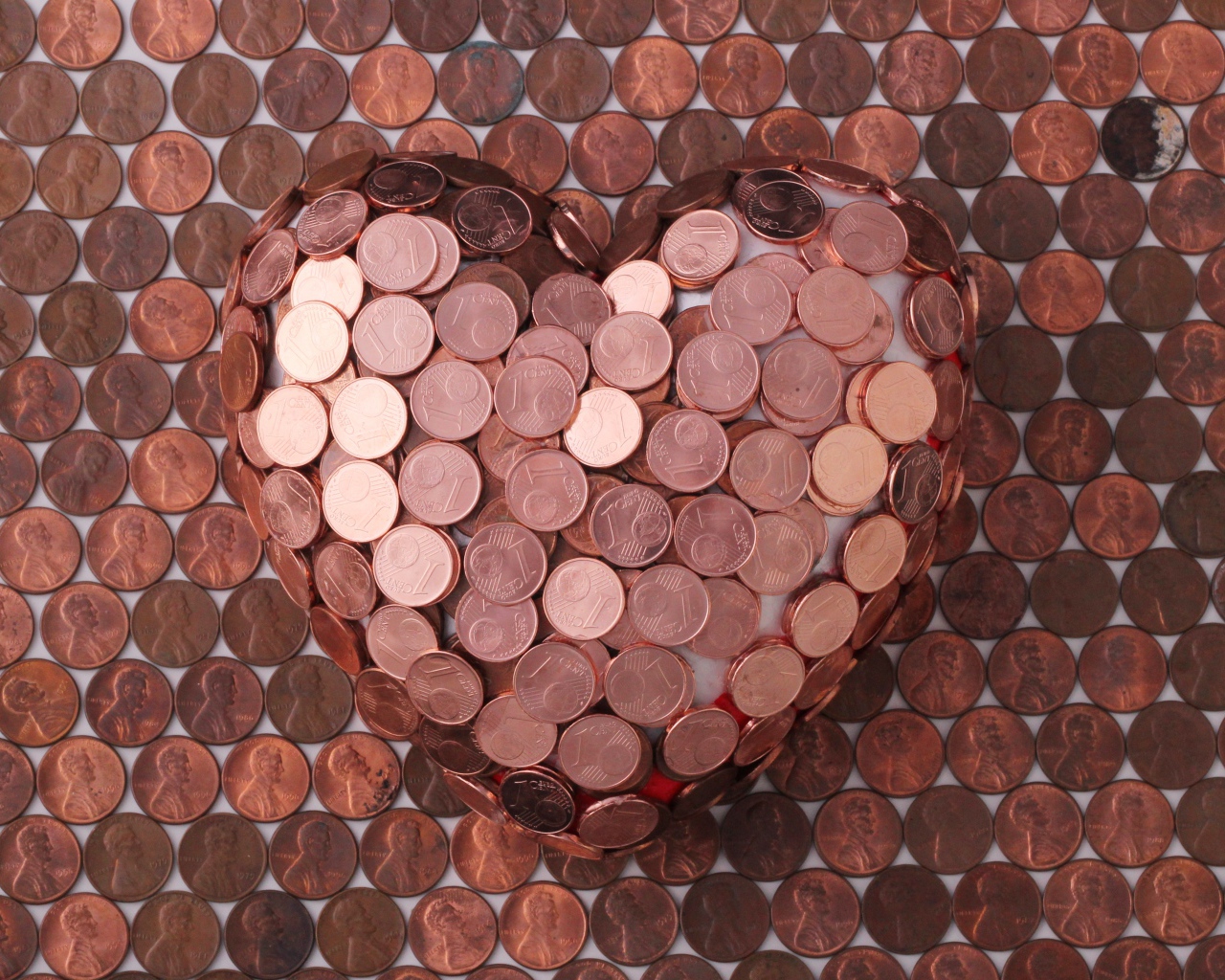 Сердце из монет на столе