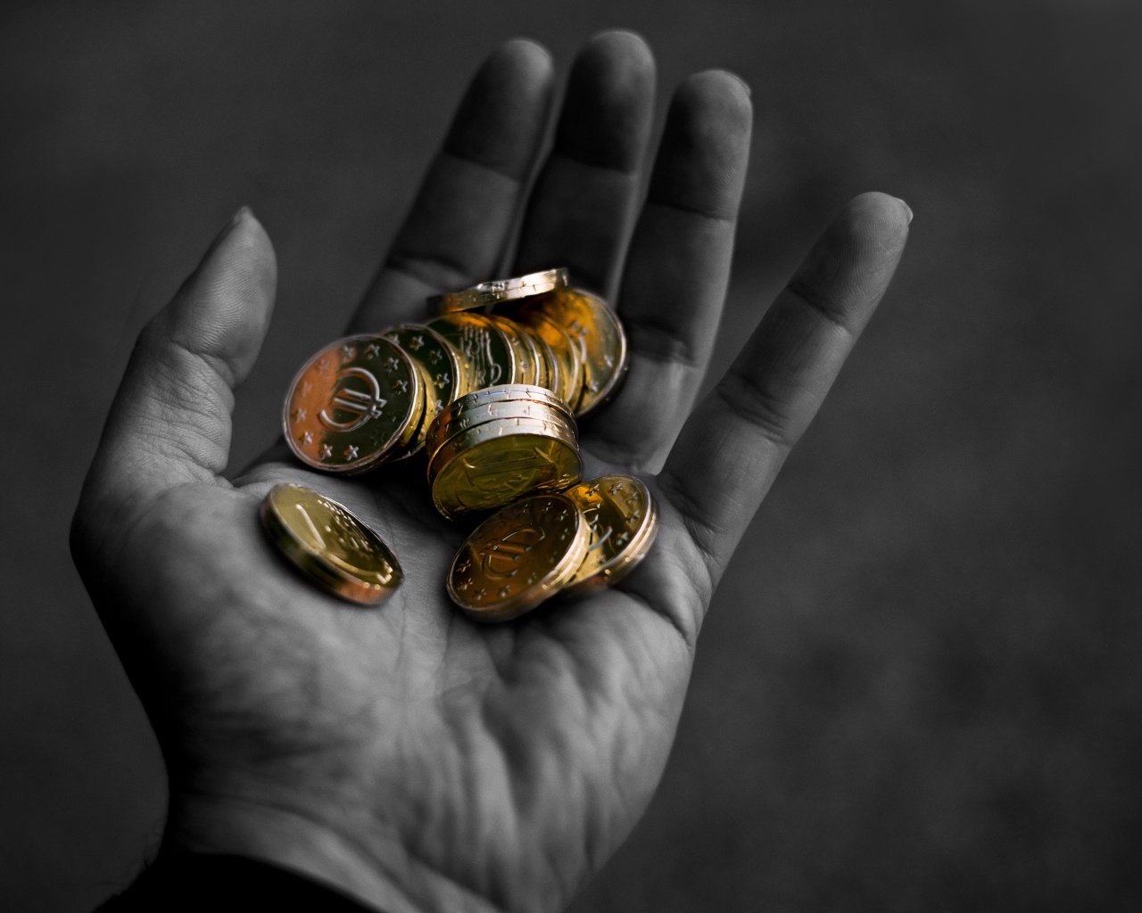 Много монет в руке у мужчины