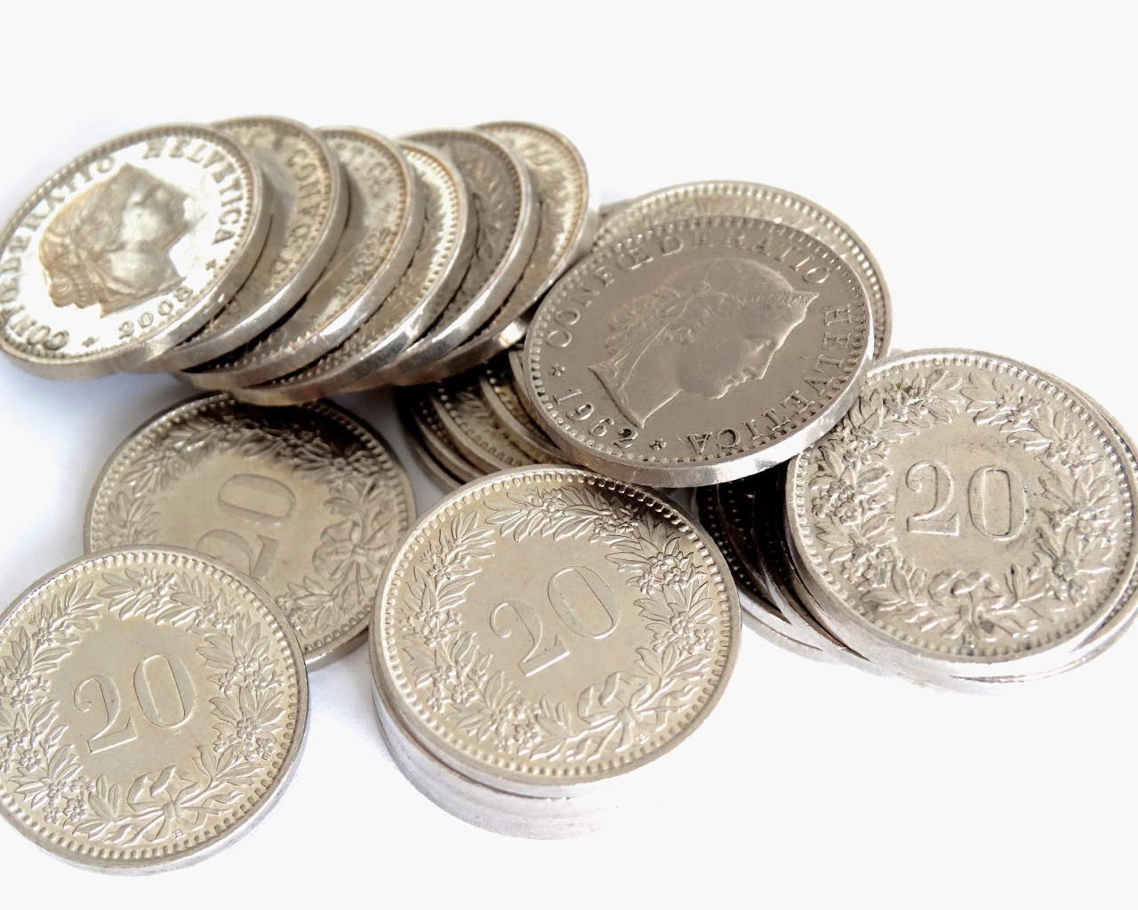 Много монет на белом фоне