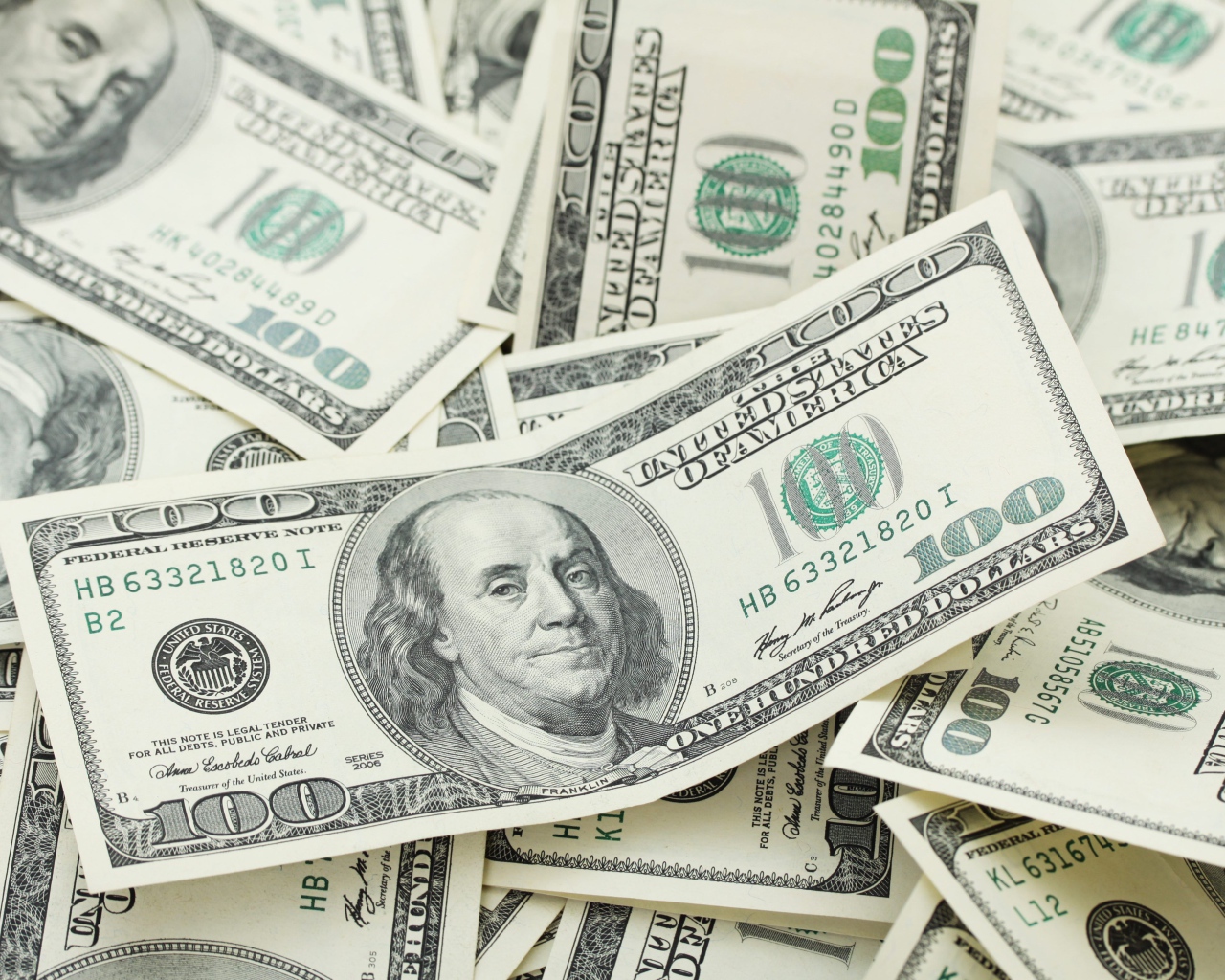Много купюр по сто долларов крупным планом