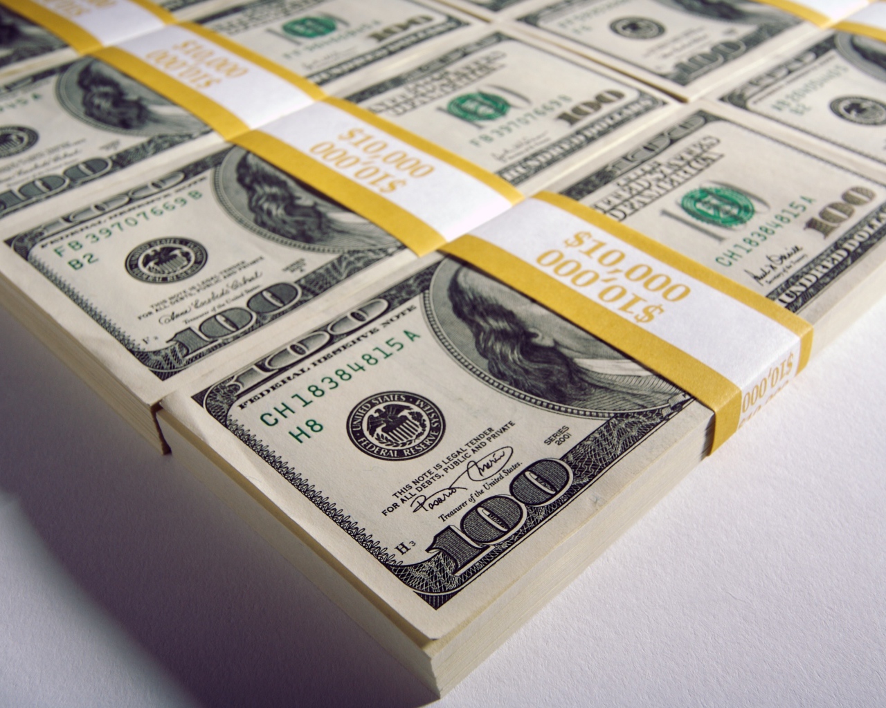 Пачки денег со сто долларовыми купюрами