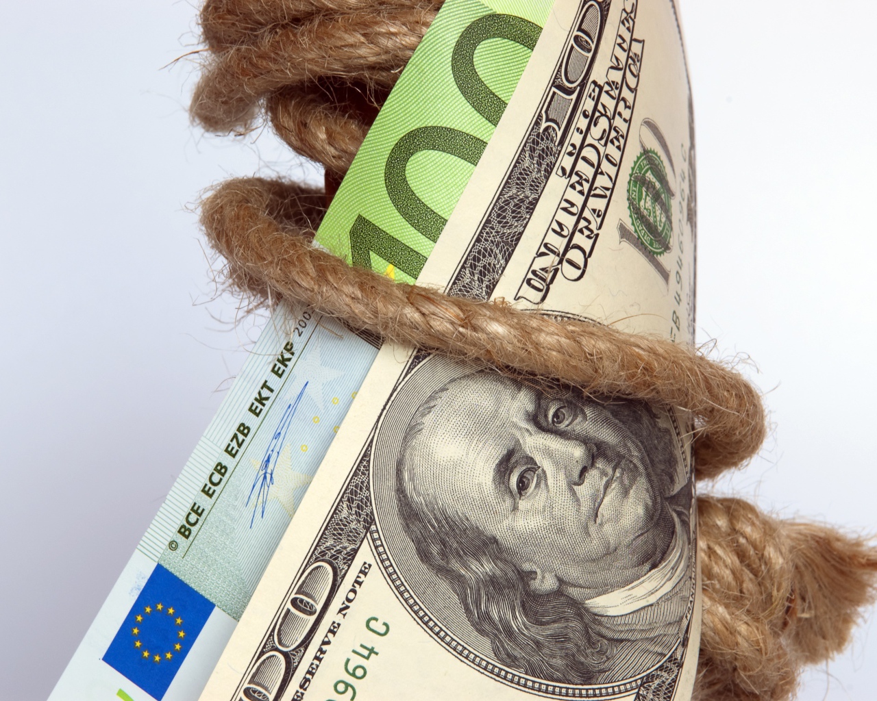 Бумажные купюры обмотаны веревкой 