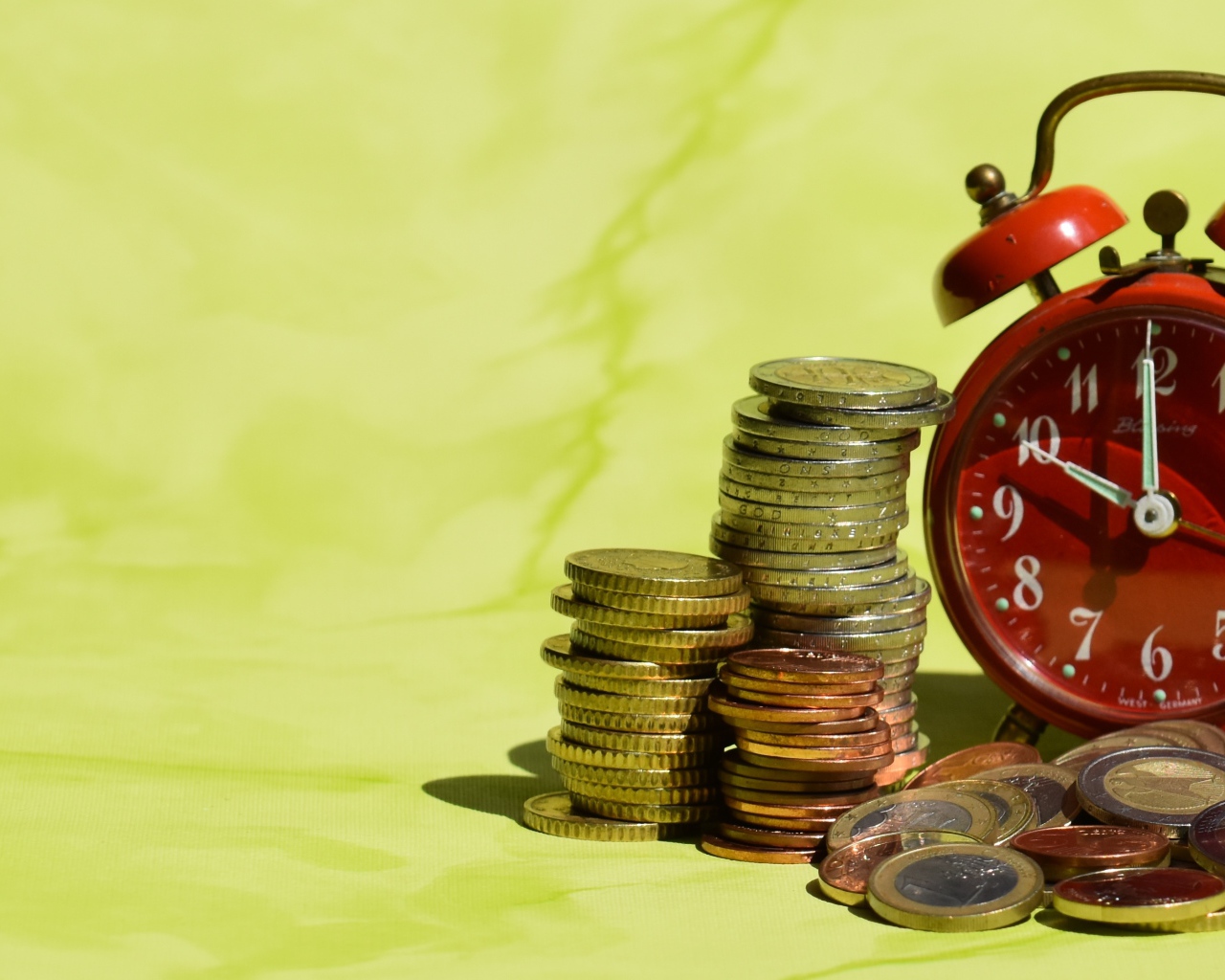 Красный будильник с монетами один евро 