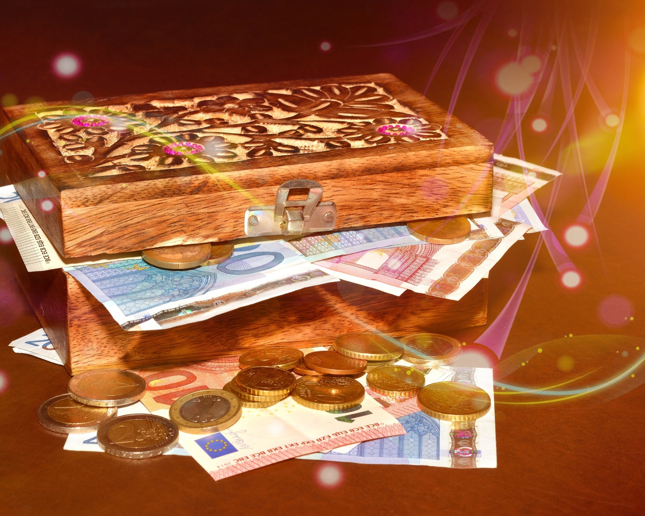 Деревянный сундук с деньгами и монетами