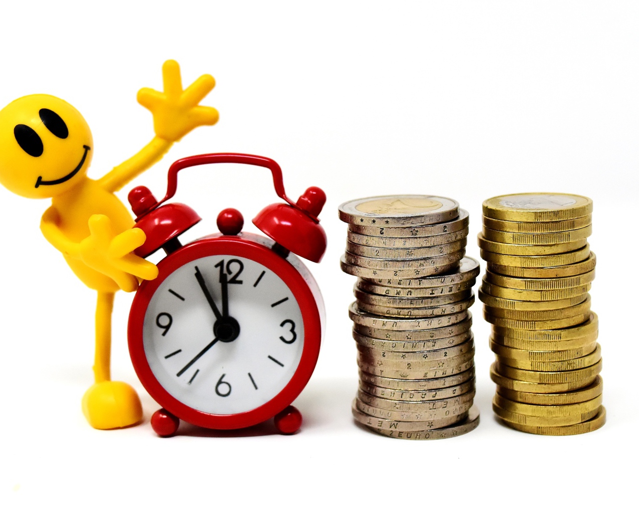 Желтый человечек с будильником и монетами 