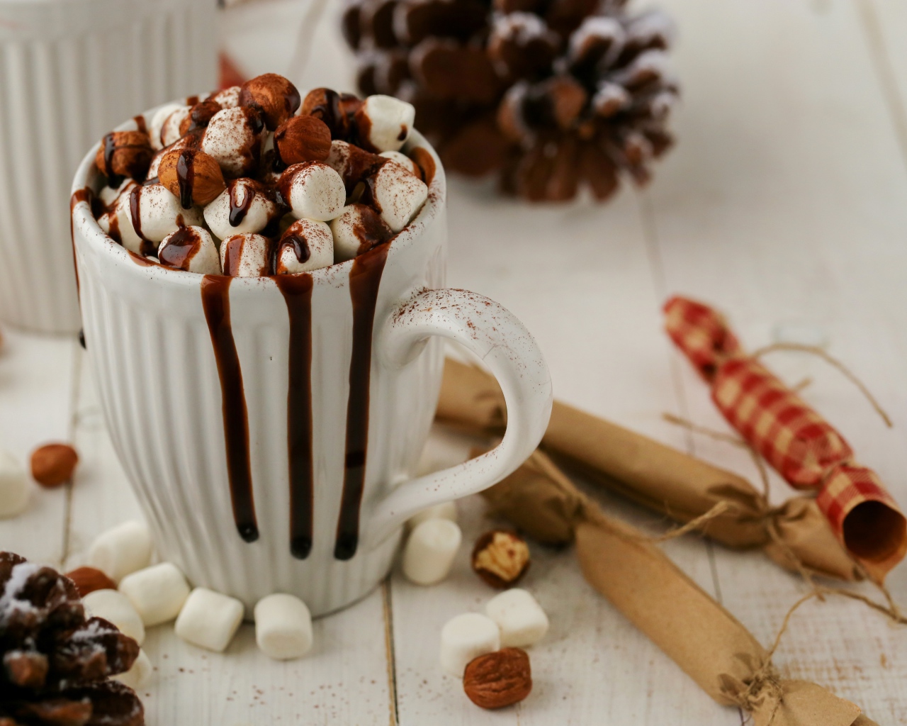 Чашка горячего шоколада с маршмеллоу и корицей 