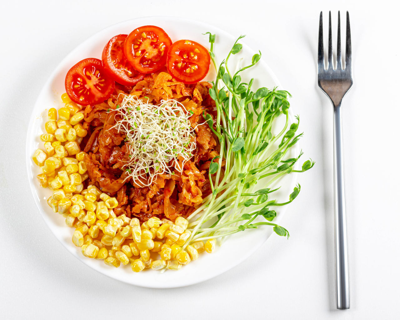 Аппетитная диетическая еда на белом фоне с вилкой