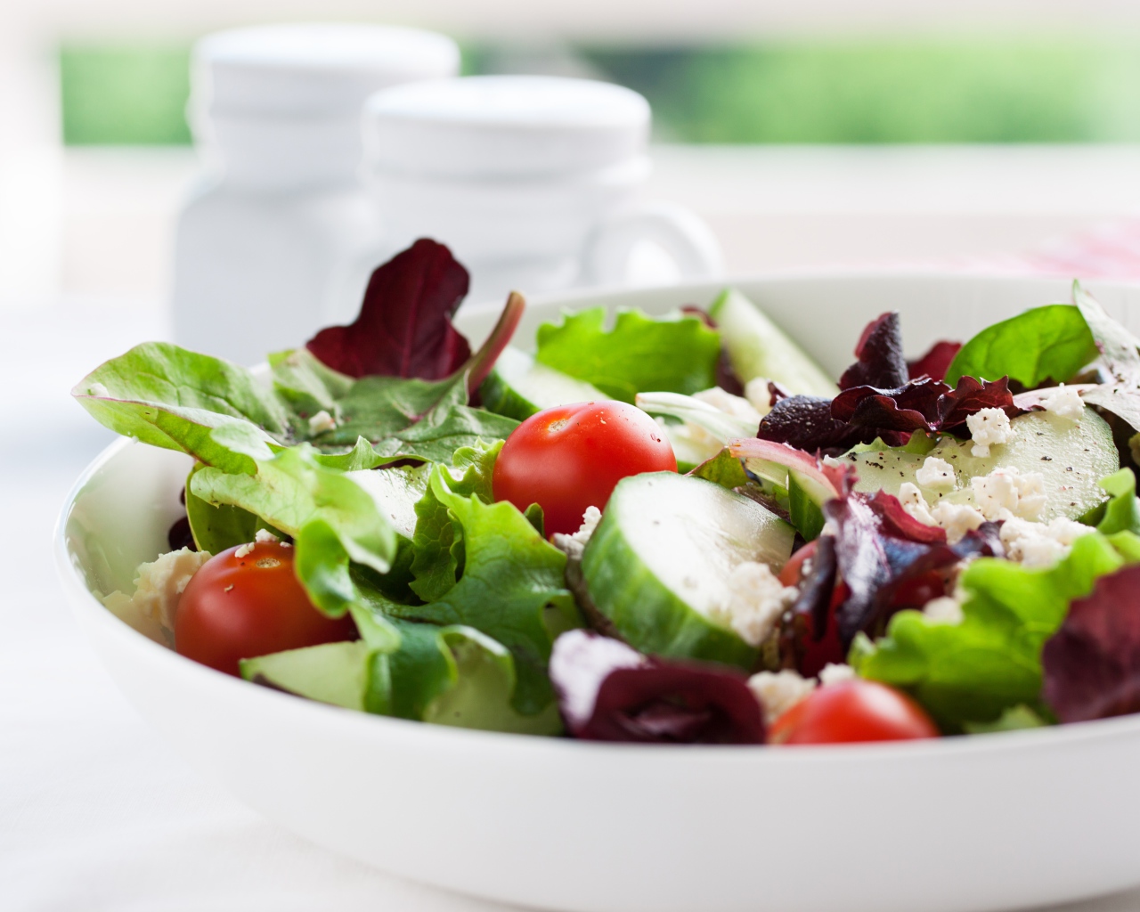 Аппетитный салат со свежими огурцами, помидорами и сыром