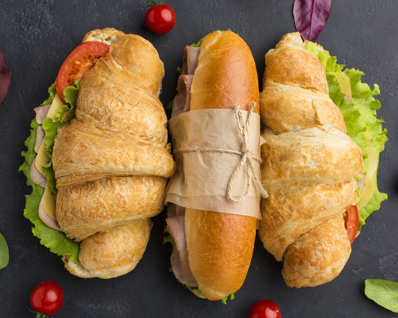 Аппетитные бутерброды на сером столе 