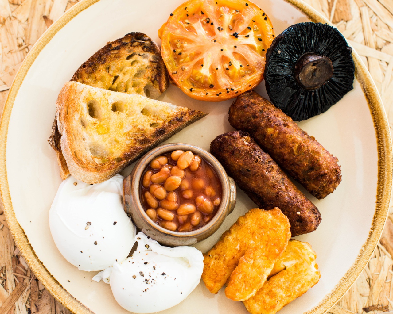 Запеченные овощи на тарелке с фасолью и гренками 