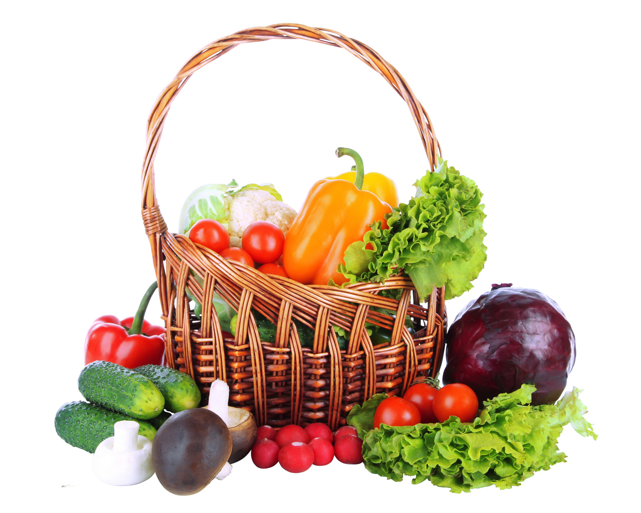 Корзина свежих овощей на белом фоне