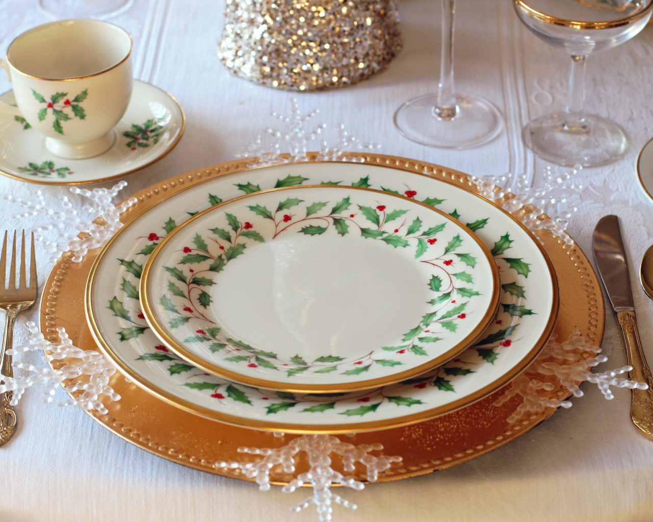 Красивая посуда и столовые приборы на столе 