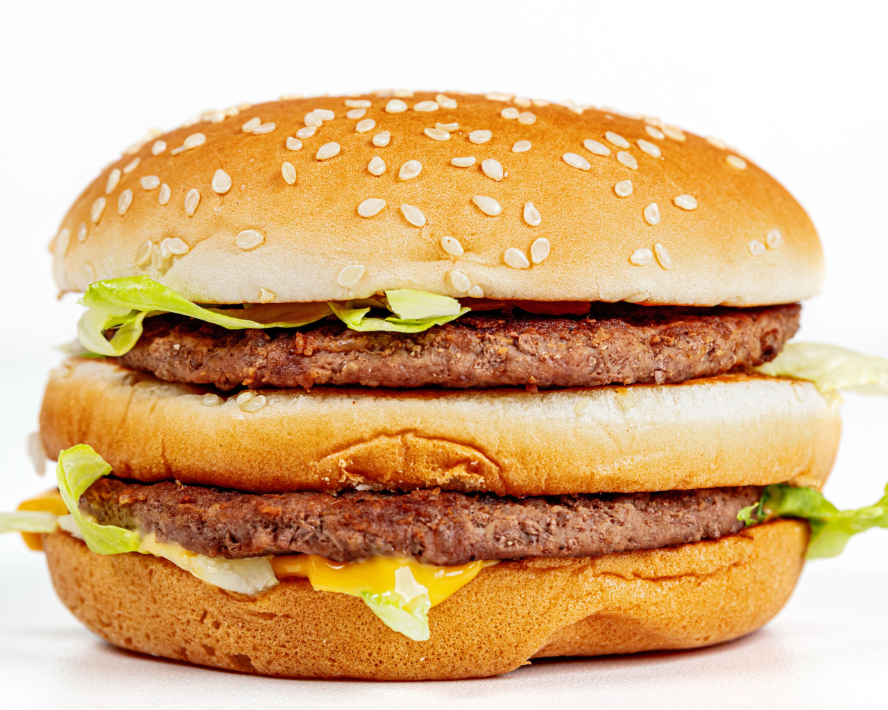 Большой аппетитный гамбургер на белом фоне