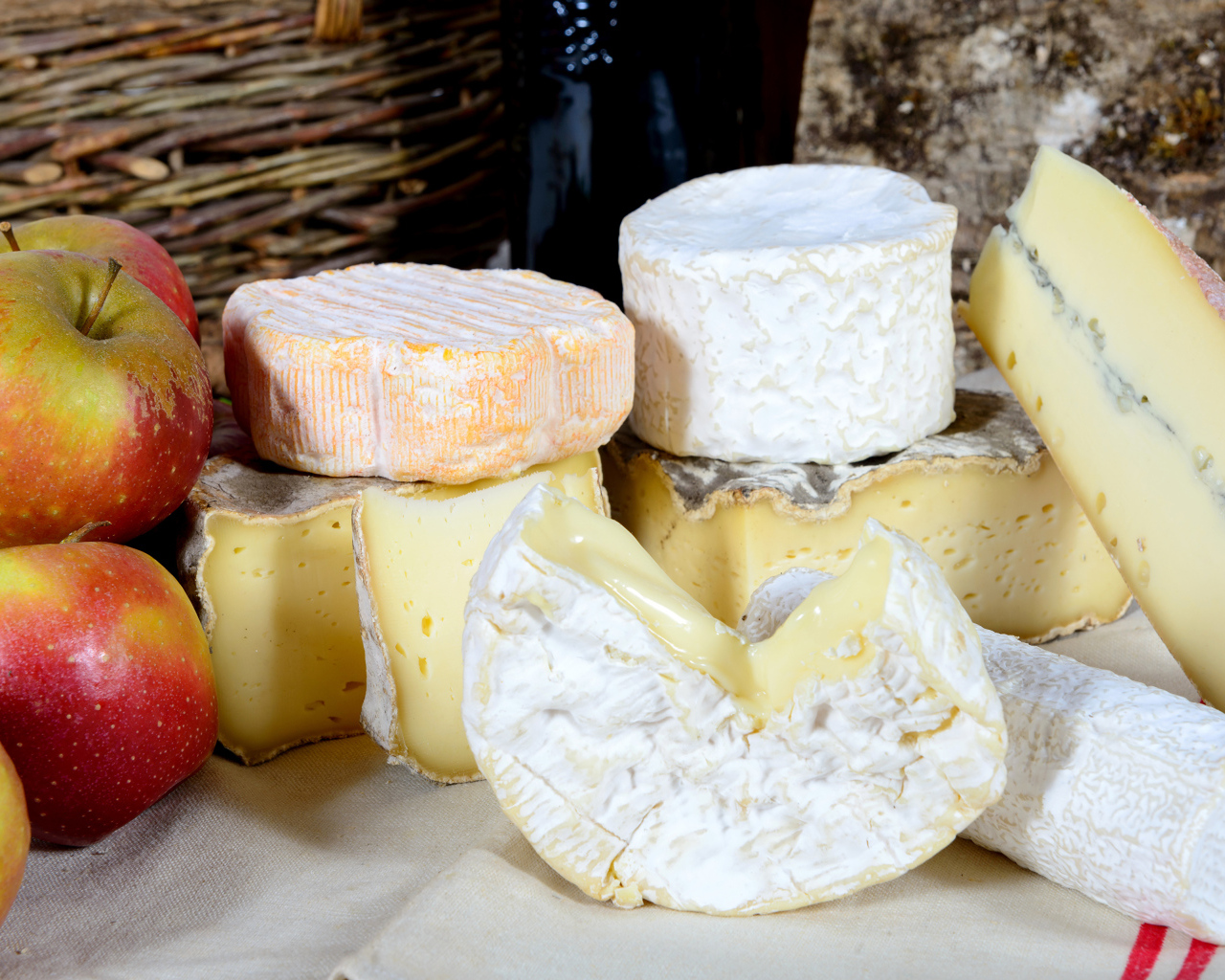 Сыр с плесенью на столе с яблоками