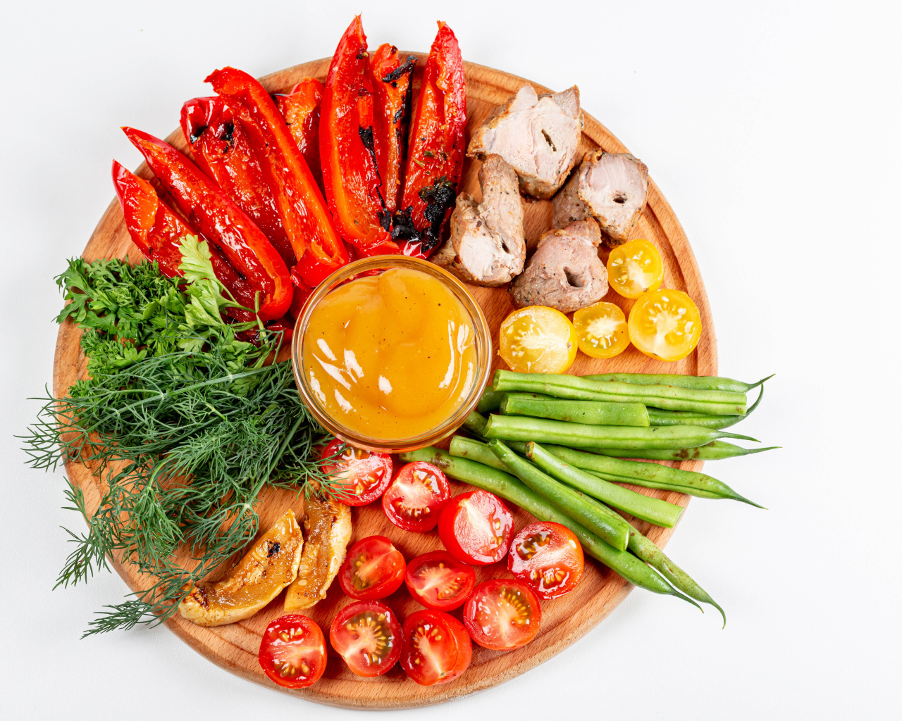 Доска с овощами, зеленью и мясом