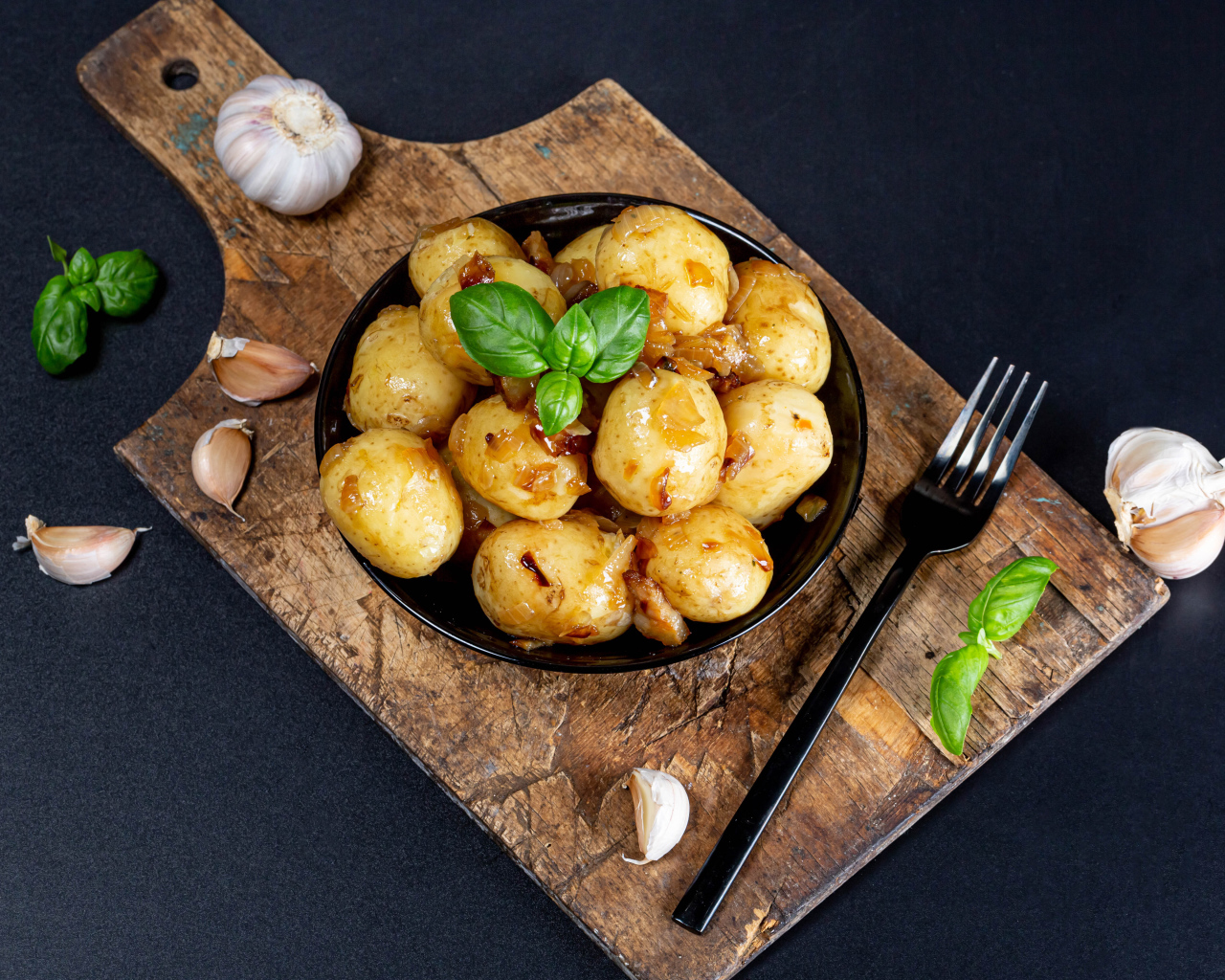 Вареный молодой картофель с жареным луком