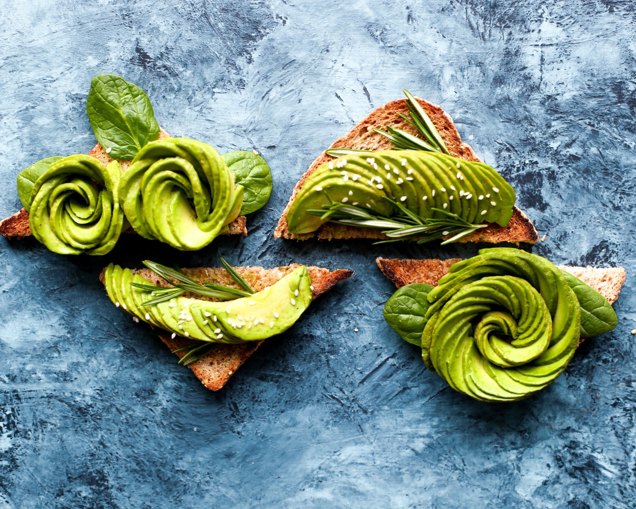 Хлеб с авокадо и базиликом на столе 