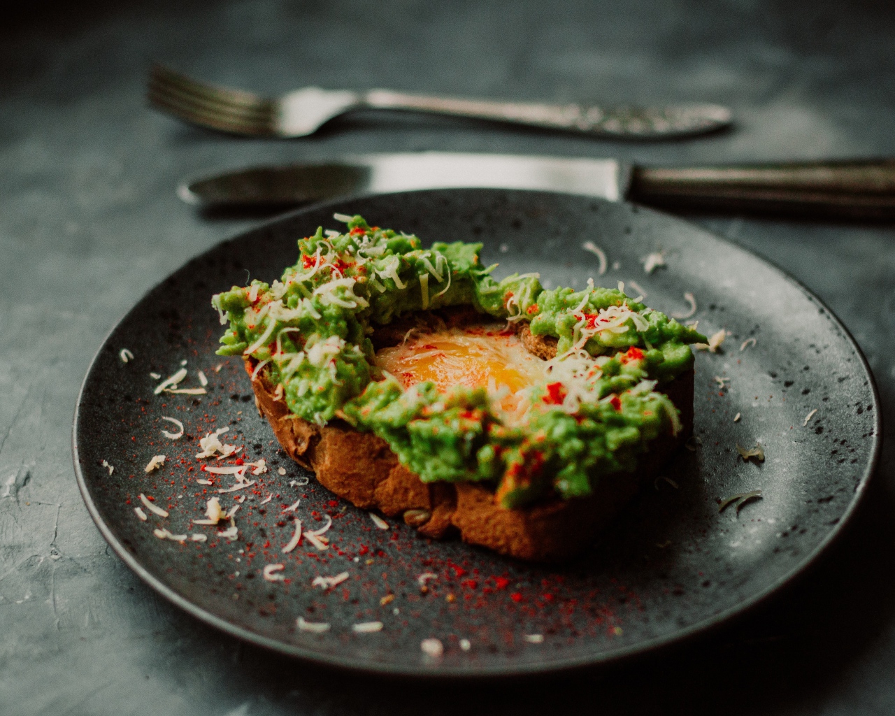 Хлеб с яйцом и соусом песто 