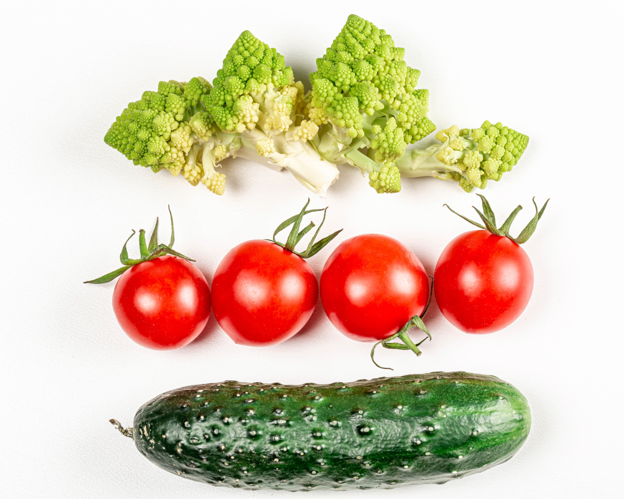 Капуста, помидоры и огурец на белом фоне