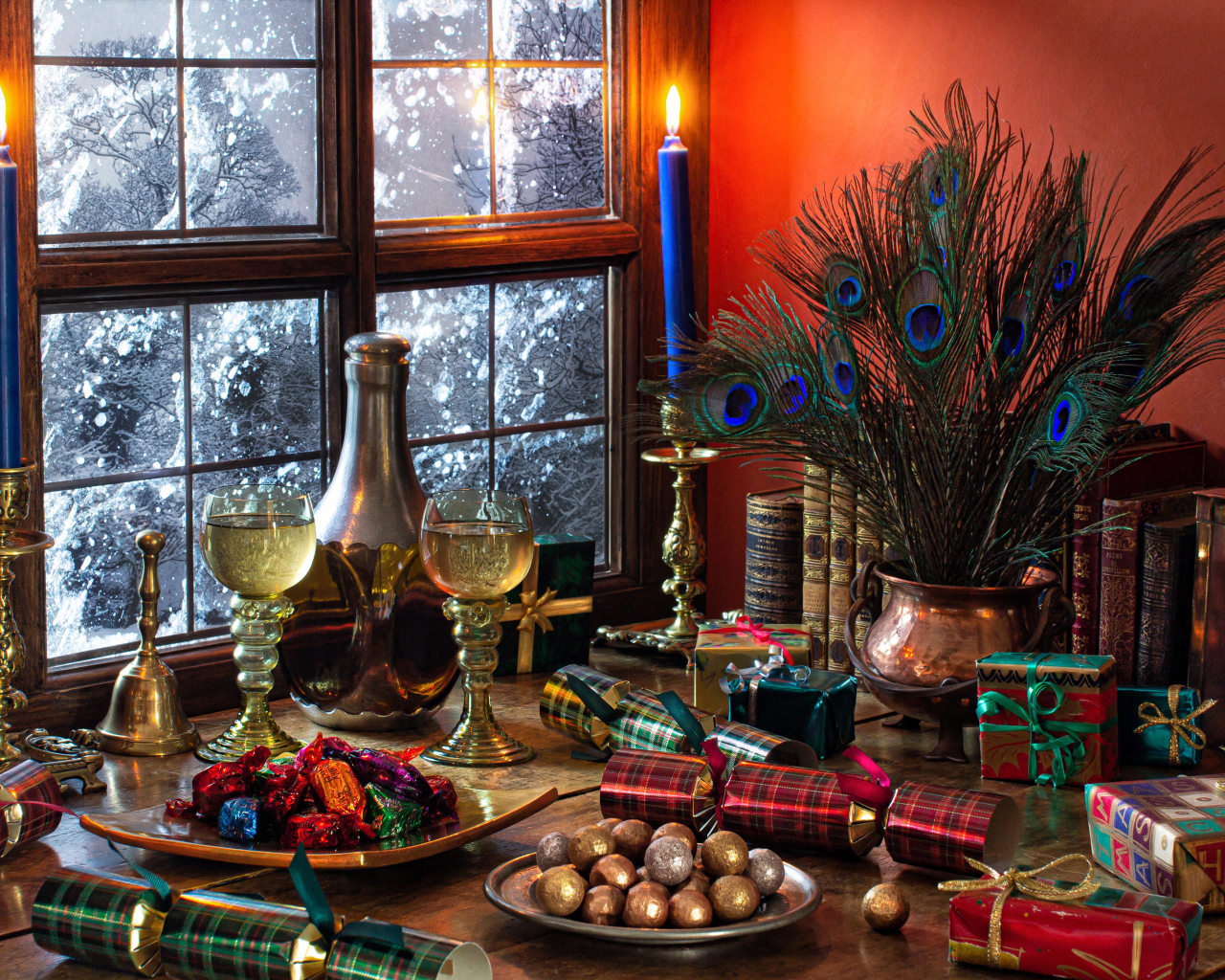 Конфеты,  подарки и старинные предметы на столе у окна