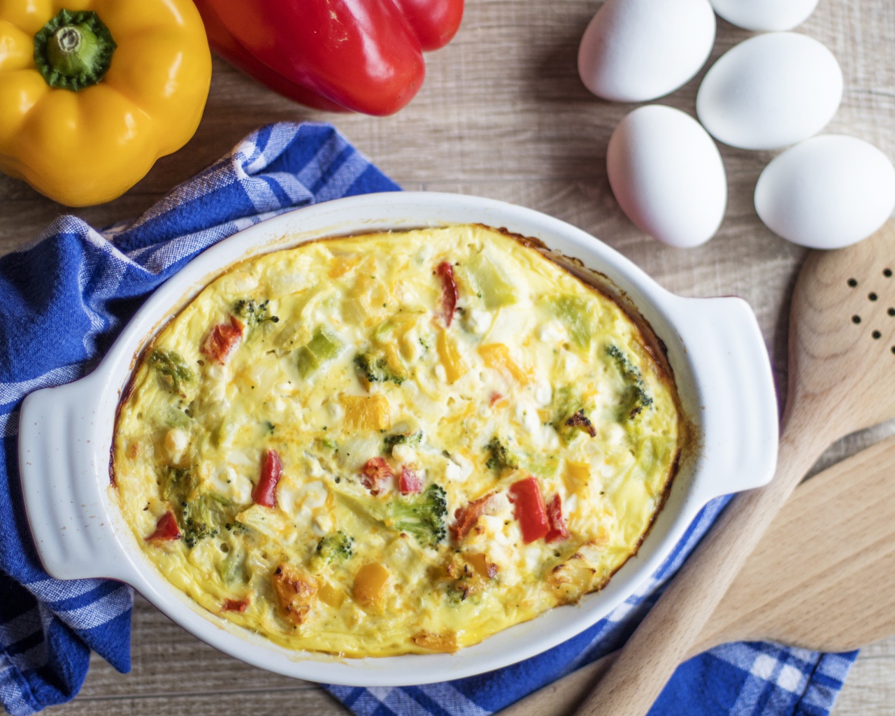 Запеканка на столе с перцем и яйцами 